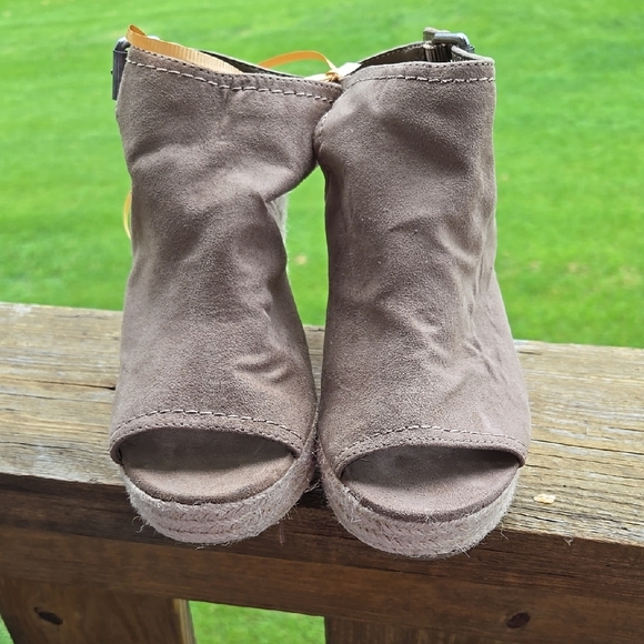 Universal THREAD PEEP TOE SUEDE LOOK SANDALS TAN/BEIGE. GOOD USED CONDITION 7.5 - Picture 1 of 7